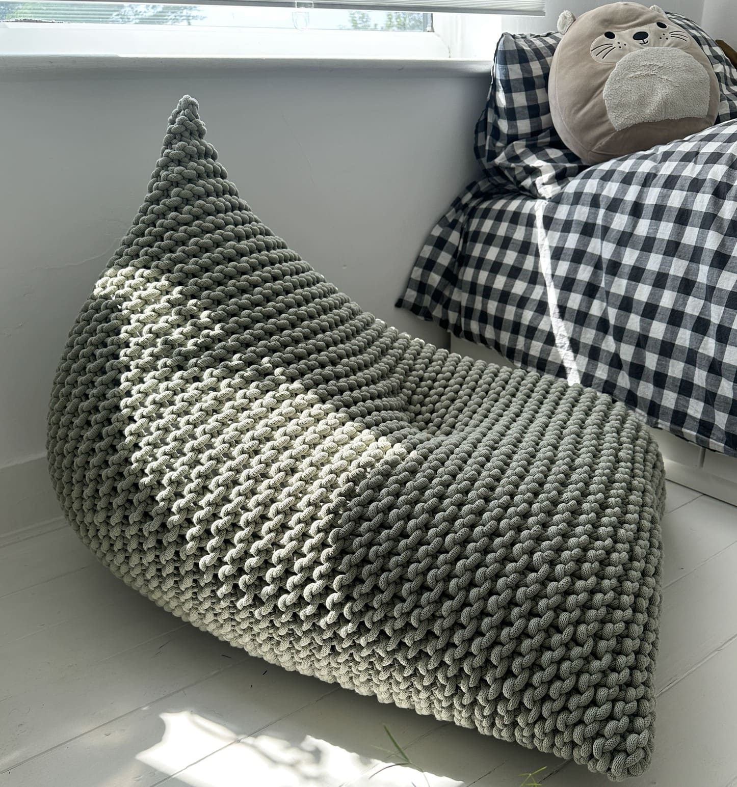 Chunky knitted bean bag | LIGHT OLIVE