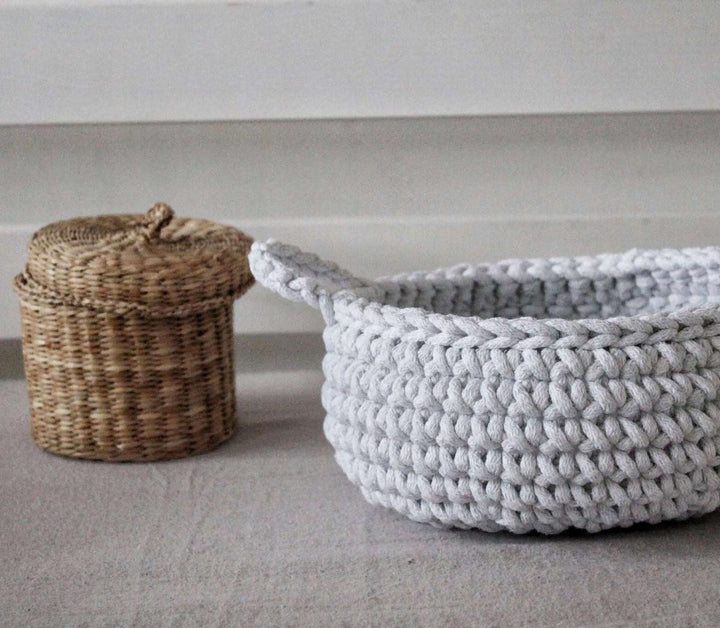 Crochet flat basket, Small | LIGHT GREY - Zuri House