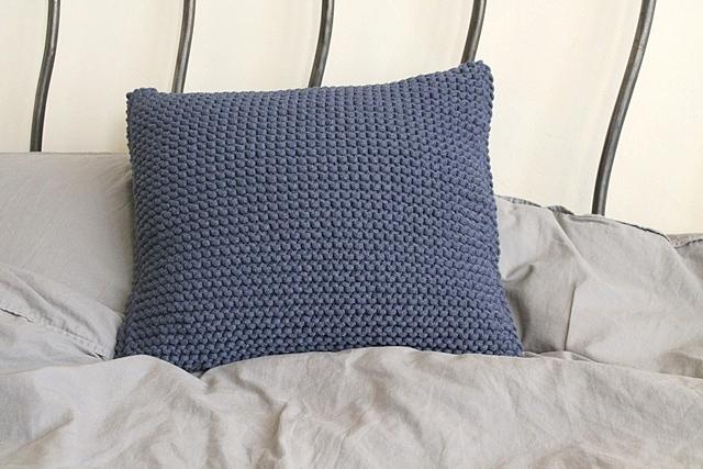 Knitted cushion | DENIM BLUE | R2G - Zuri House