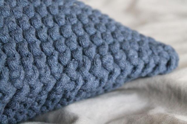 Knitted cushion | DENIM BLUE | R2G - Zuri House
