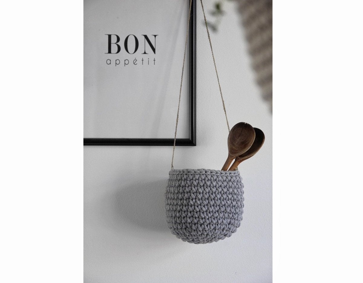Crochet hanging basket, Small | DARK GREY - Zuri House