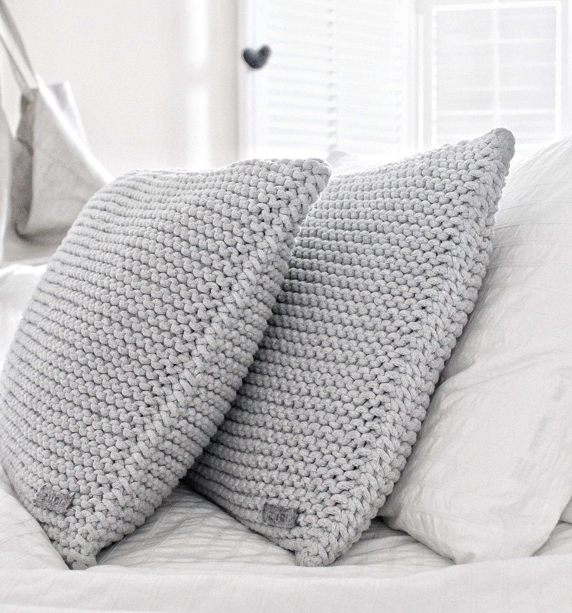 Knitted cushion LIGHT GREY - Zuri House