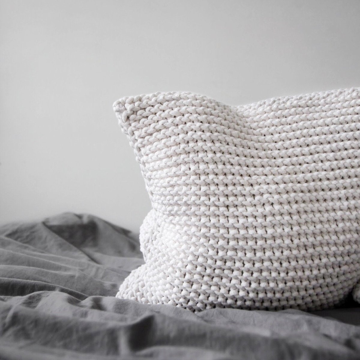 Knitted square cushion | IVORY - Zuri House