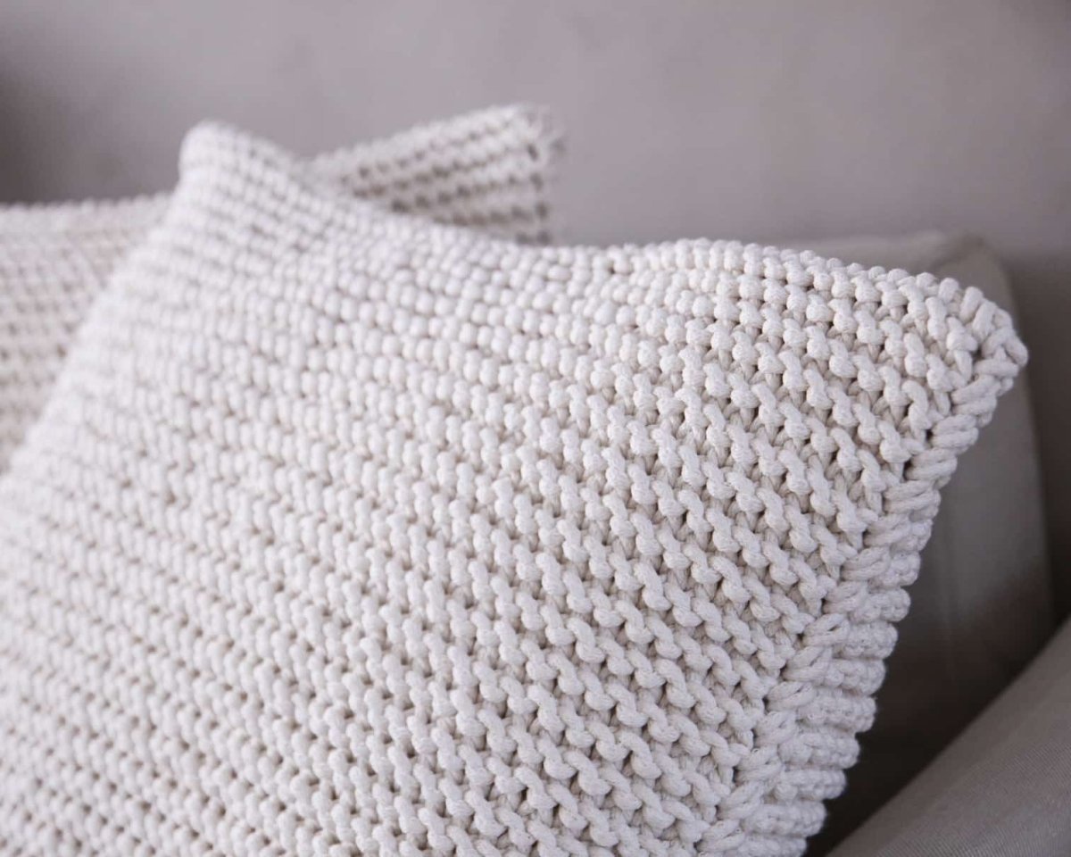 Knitted square cushion | IVORY - Zuri House